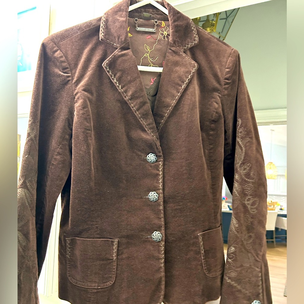 Velvet fitted blazer in chocolate with beautiful sleeve detail! Size large